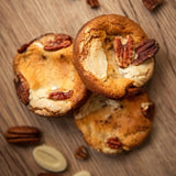 trois cookies à la noix de pécant présenté superposé sur une table