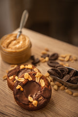 cookie français en cours de création exposé sur une table